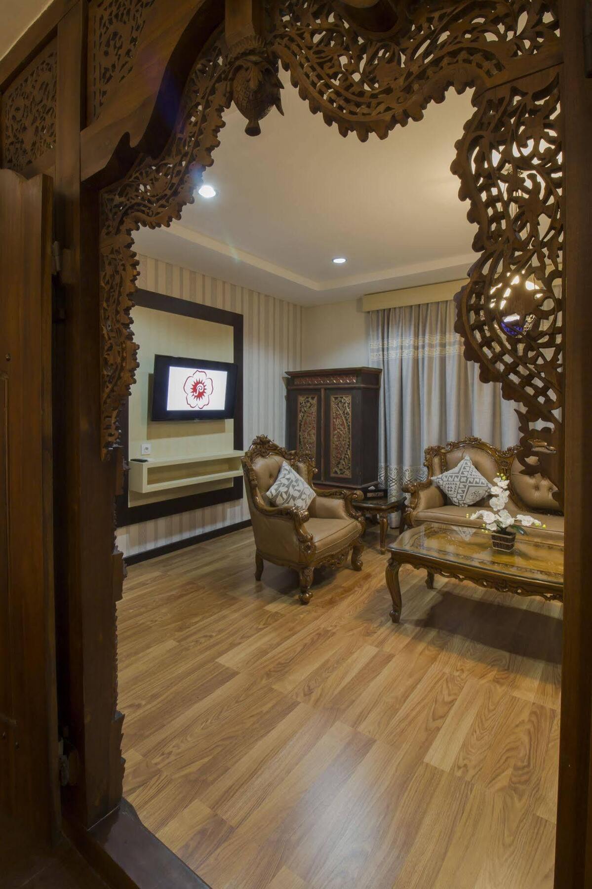Grand Puri Saron Hotel Malioboro Jogyakarta Zewnętrze zdjęcie