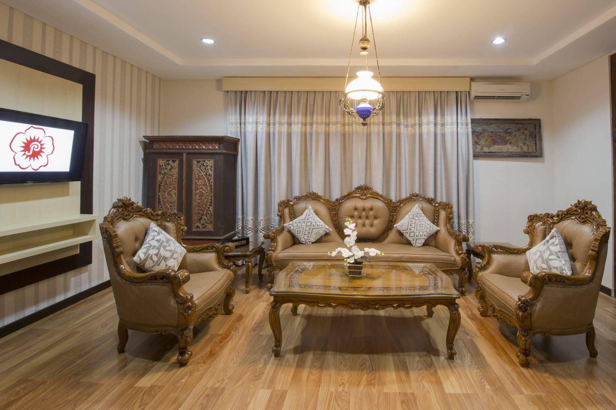 Grand Puri Saron Hotel Malioboro Jogyakarta Zewnętrze zdjęcie