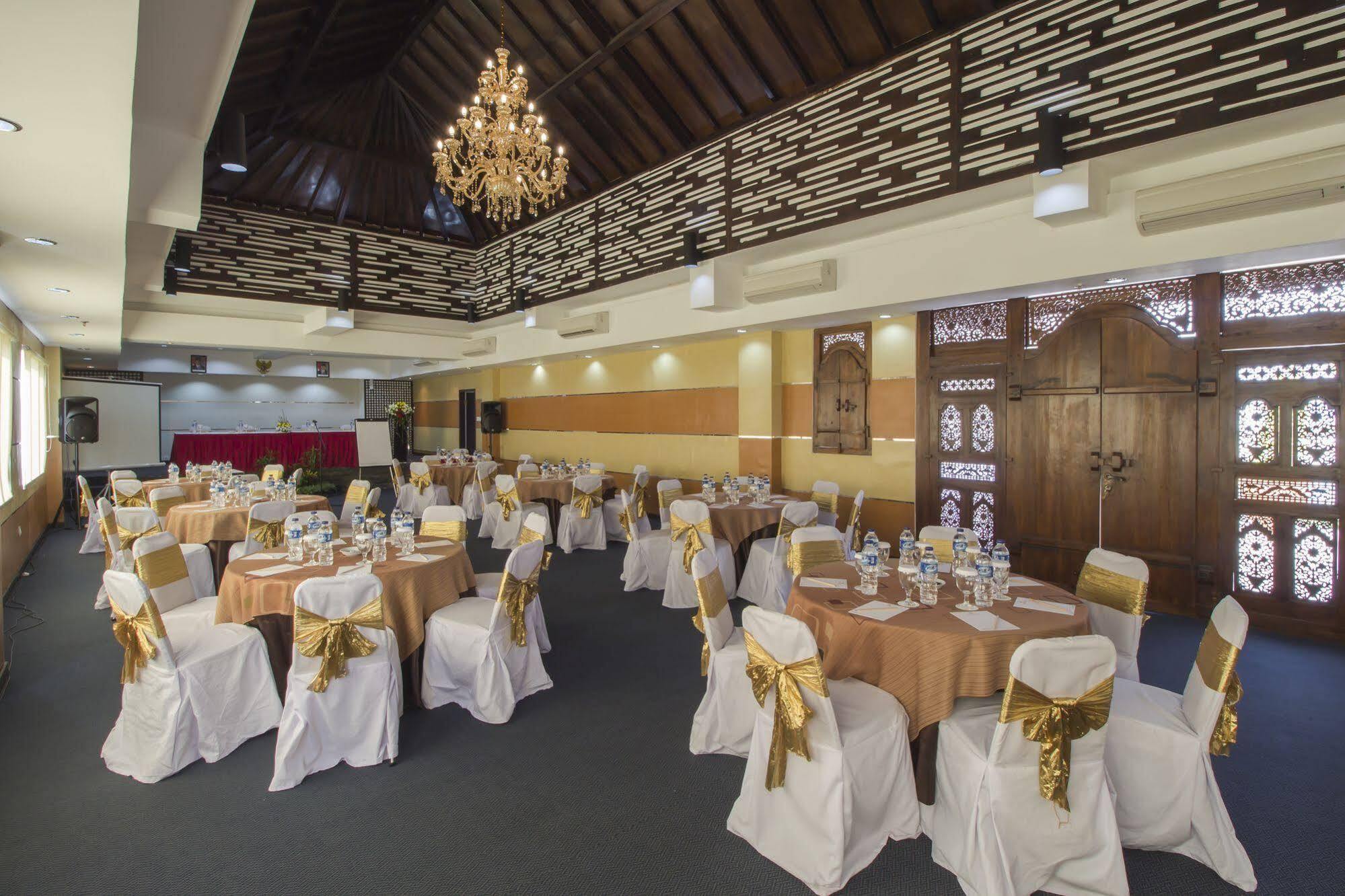 Grand Puri Saron Hotel Malioboro Jogyakarta Zewnętrze zdjęcie