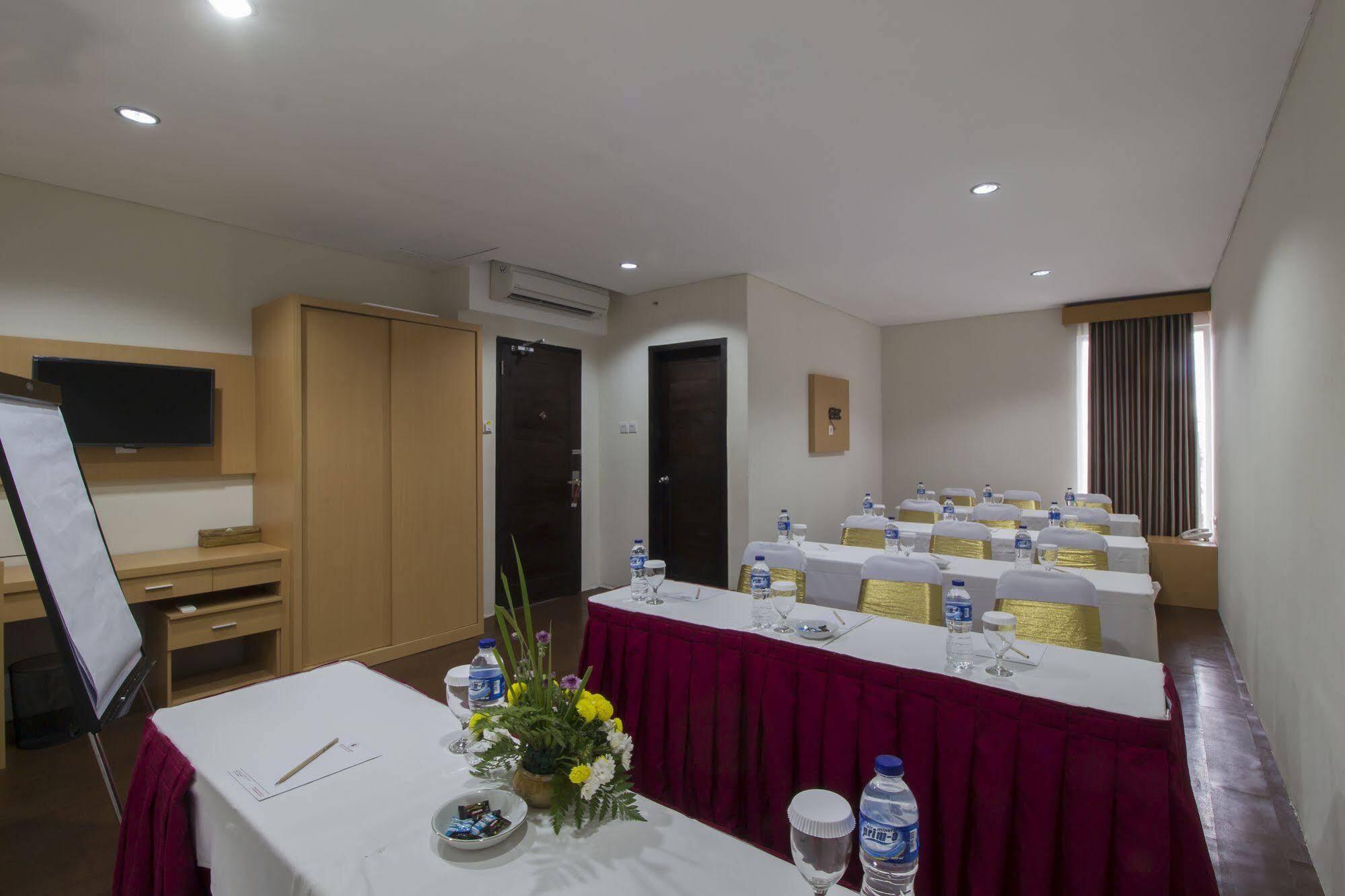 Grand Puri Saron Hotel Malioboro Jogyakarta Zewnętrze zdjęcie